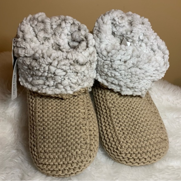 MUK LUKS ladies, acrylic polyester, faux fur slippers in size small/Med NWT - Picture 1 of 8